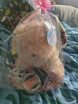 Mono de peluche con cosmetico polvo y rubor labial