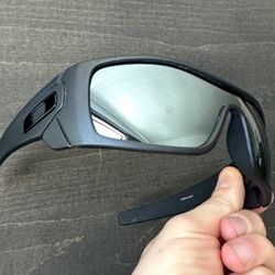 ‘2️⃣6️⃣🥳 New Oakleys  Box, Pouch Cloth All Included🥂