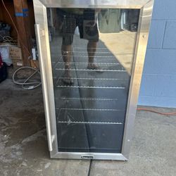 Small Wine Cooler Or Soda .Magic Chef .Works Perfect  .