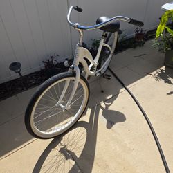 White  , SIMPLE CRUISERS BY GIANT  WOMANS BIKE  IN NEW CONDITIONS , FOR ONLY $70.