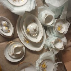 Entire Fine China Dish Set BRAND NEW IN THE BOX.. MAKE ME AN OFFER. IM NEGOTIABLE 