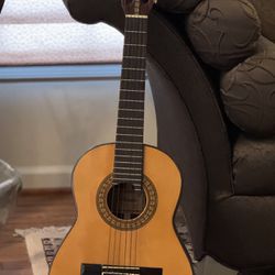Estrada Classic Acoustic 3/4 Size Guitar with Case. Excellent Condition. 6 Nylon Strings.