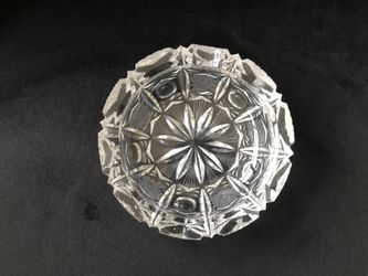 This item is a vintage American Brilliant or Bohemian heavy clear cut crystal cigar ashtray.
