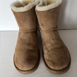 UGG  , TAN SUEDE BOOTS; WITH Cream Fue Size  8