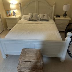 Bedroom Set It Comes With The Lamps ,And Mattress ,Queen Size