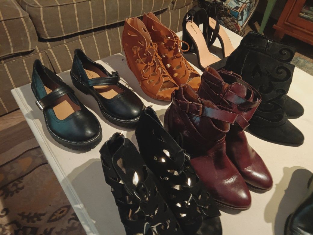 Woman's Shoes Size 13 And 14