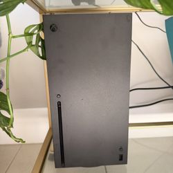 Xbox Series X 1TB Bundle – 4 Controllers + Charging Docks + Headset