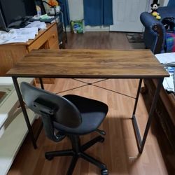 BEAUTIFUL DESK 39 1/2 LONG 19 1/2 WIDE AND 29 HEIGHT    EXCELLENT CONDITION