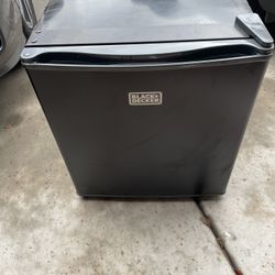 1.7 Cu Ft Mini Fridge