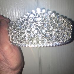 Tiara with a lot of crystals, new