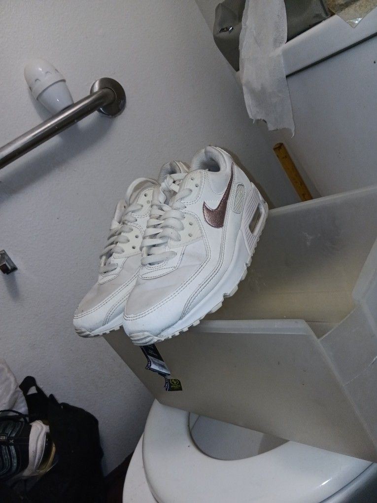 Woman's Nike Pro Max9