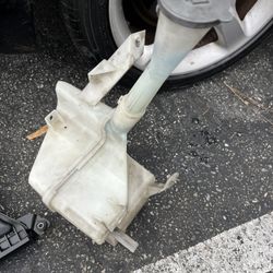 Altima Windshield Reservoir 