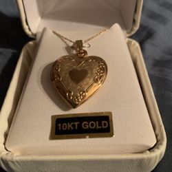 10 KT Gold Embossed Heart Locket Necklace