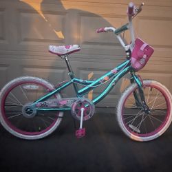 Like New Girl’s HUFFY JAZZMIN BIKE with 20” tires. Ideal for 5 to 9 years old. 