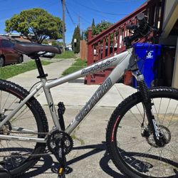 Specialized Hardrock Pro Mountain Bike 
Medium Size 
Excellent Condition Ready to Ride 