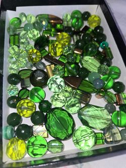 BUNDLE OF GLASS BEADS VERY PRETTY SELLING TOGETHER SEE ALL PICS