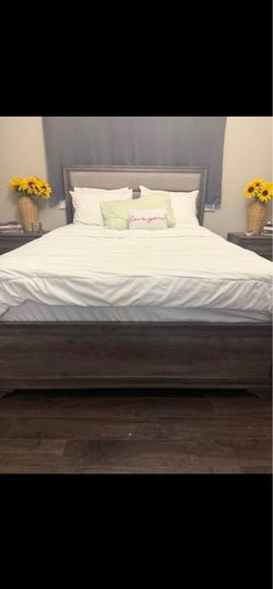 Queen bedframe with headboard