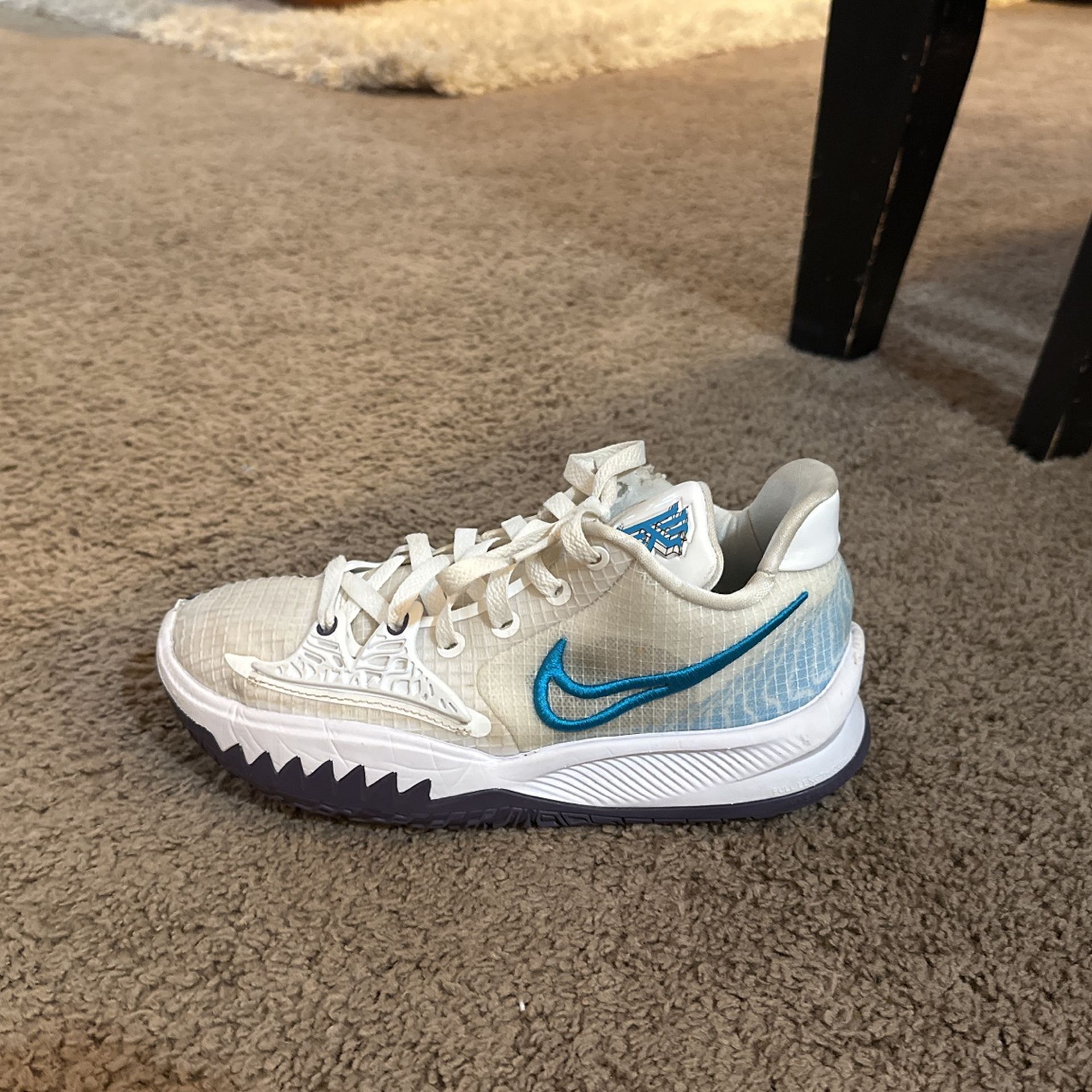 Nike Kyrie Low 4 White Laser Blue Size 6 US
