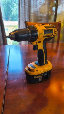 DeWalt DC720 18V Cordless 1/2" Drill/Driver — Genuine, Tested, 1 Battery