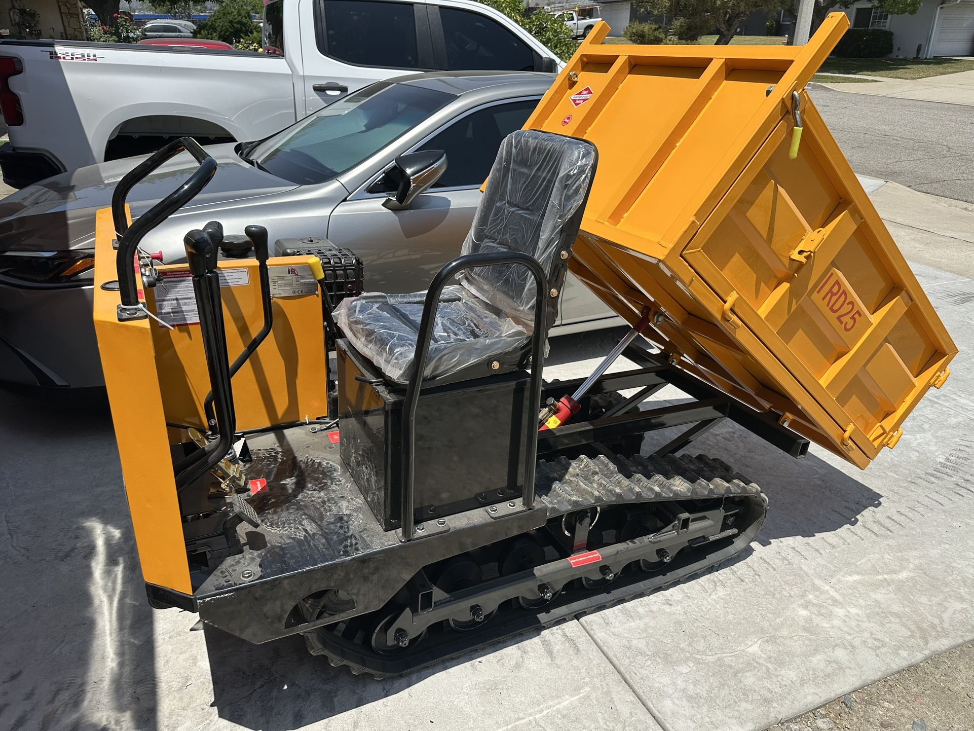 New 2025 IRD25 mini track crawler, 28hp motor,lights,horn and hydraulic dump. Come check it out. Only accept offers in person. Don’t waste your time o