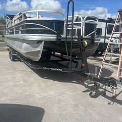 Tracker 24 Ft