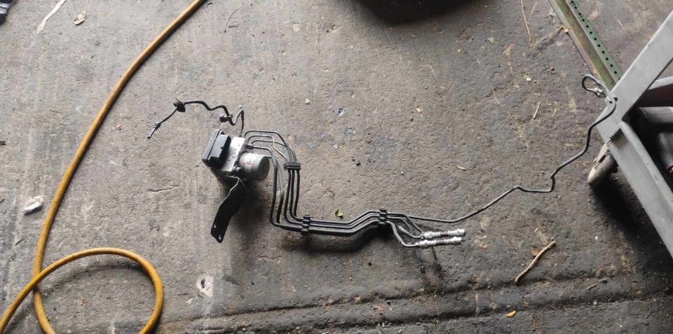 2018 Hyundai Elantra abs module and connecting brake lines