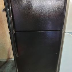 2021 Black Frigidaire Top Freezer Refrigerator Apartment Size 18cu Ft 30" Wide