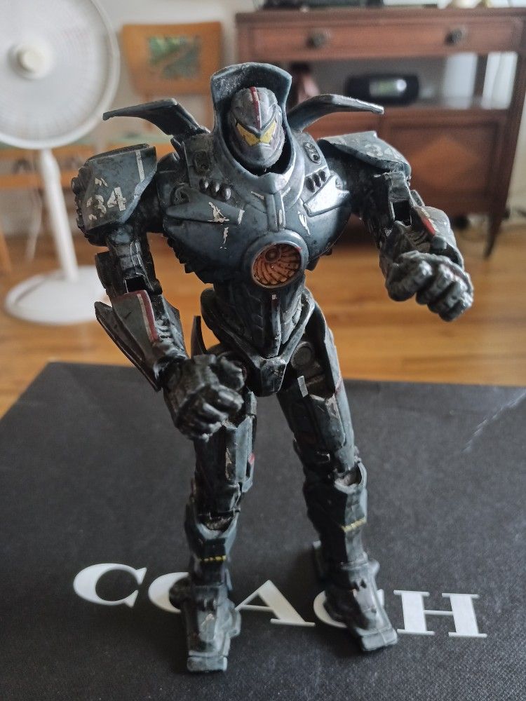 2013 NECA Pacific Rim: Jaeger - Gipsy Danger Battle Damage Robot