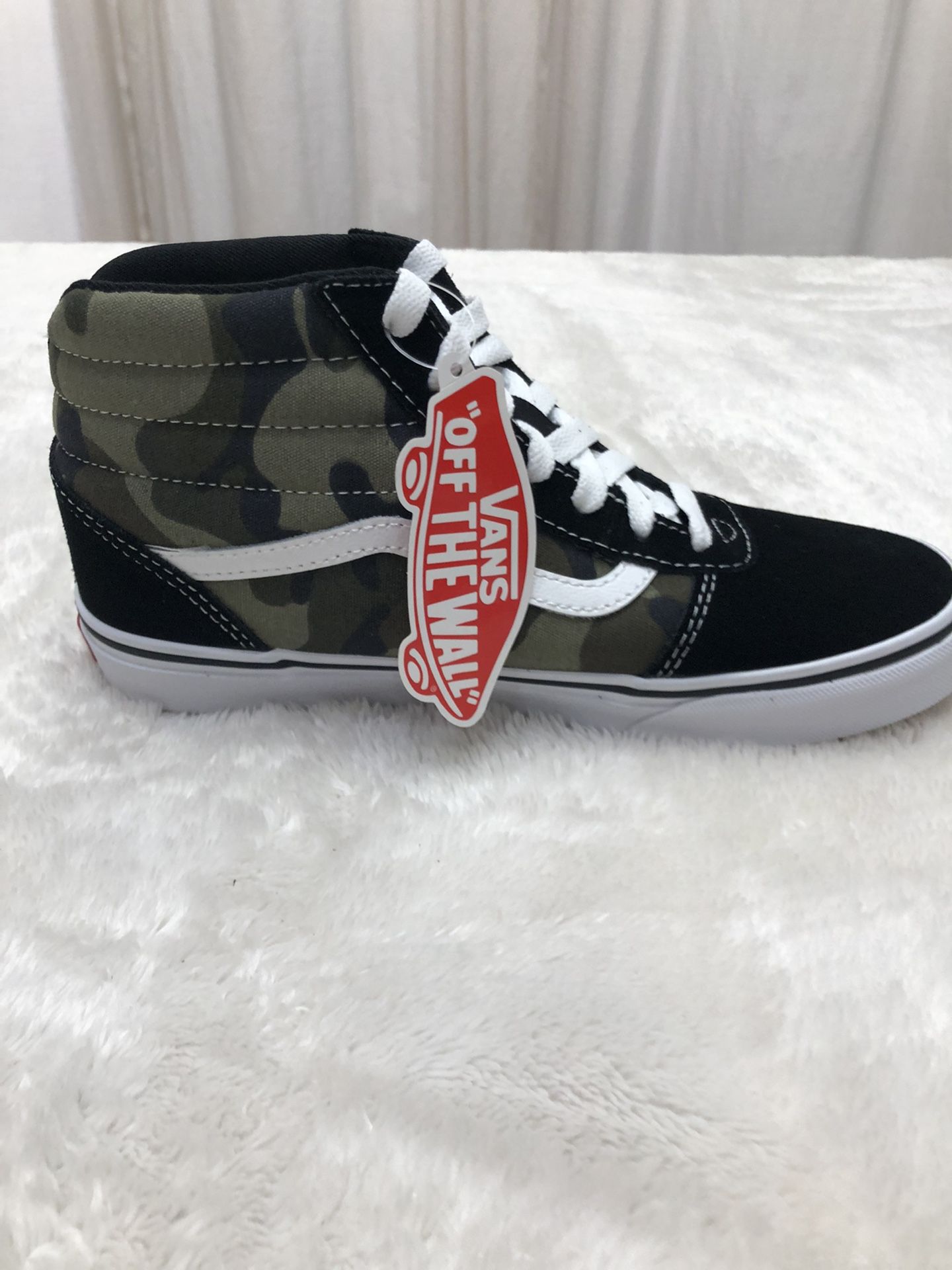 NWT - Vans Ward Hitop, Camoflauge(canvas)/Black(suede), size 5 youth.