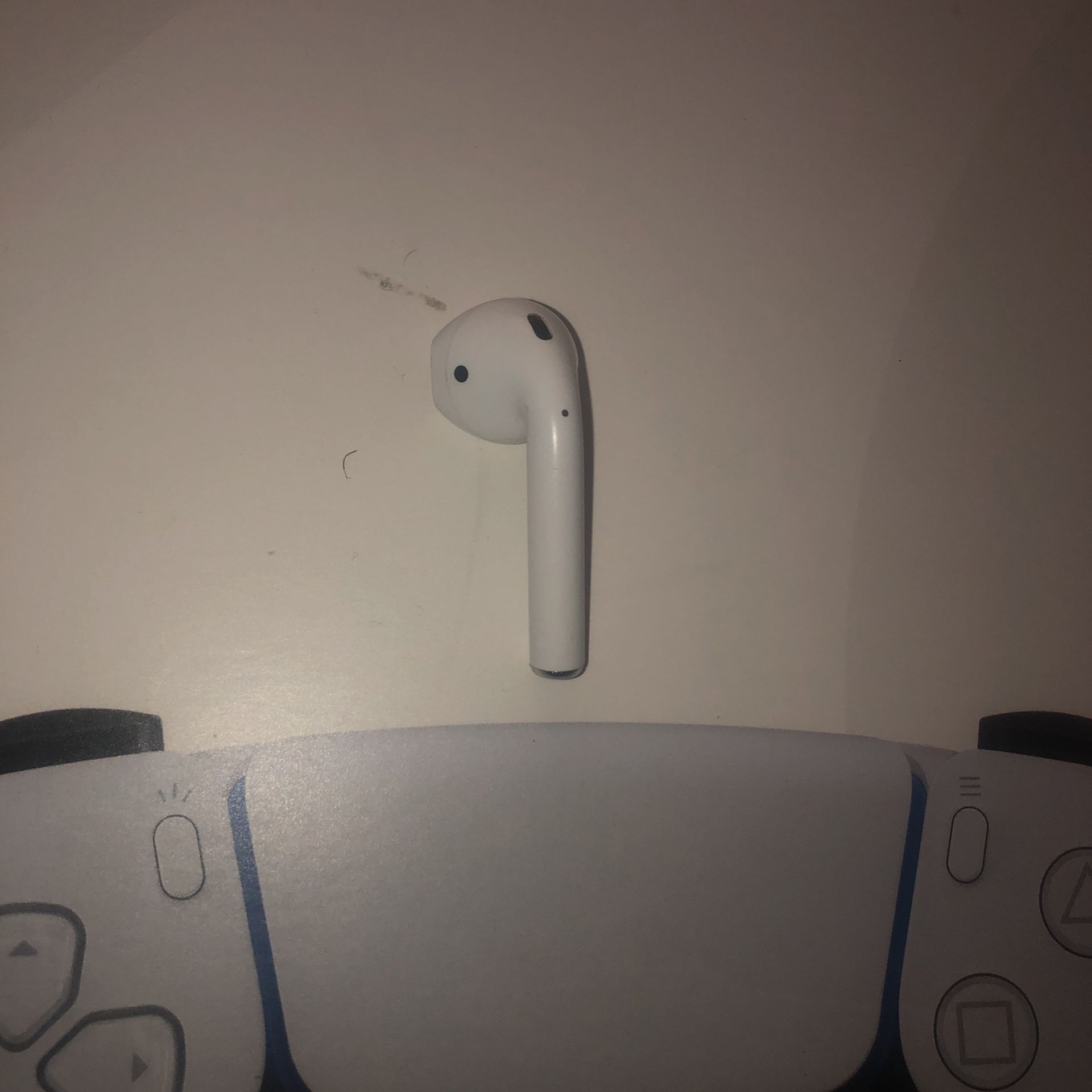 Left Airpod (Generation 1)