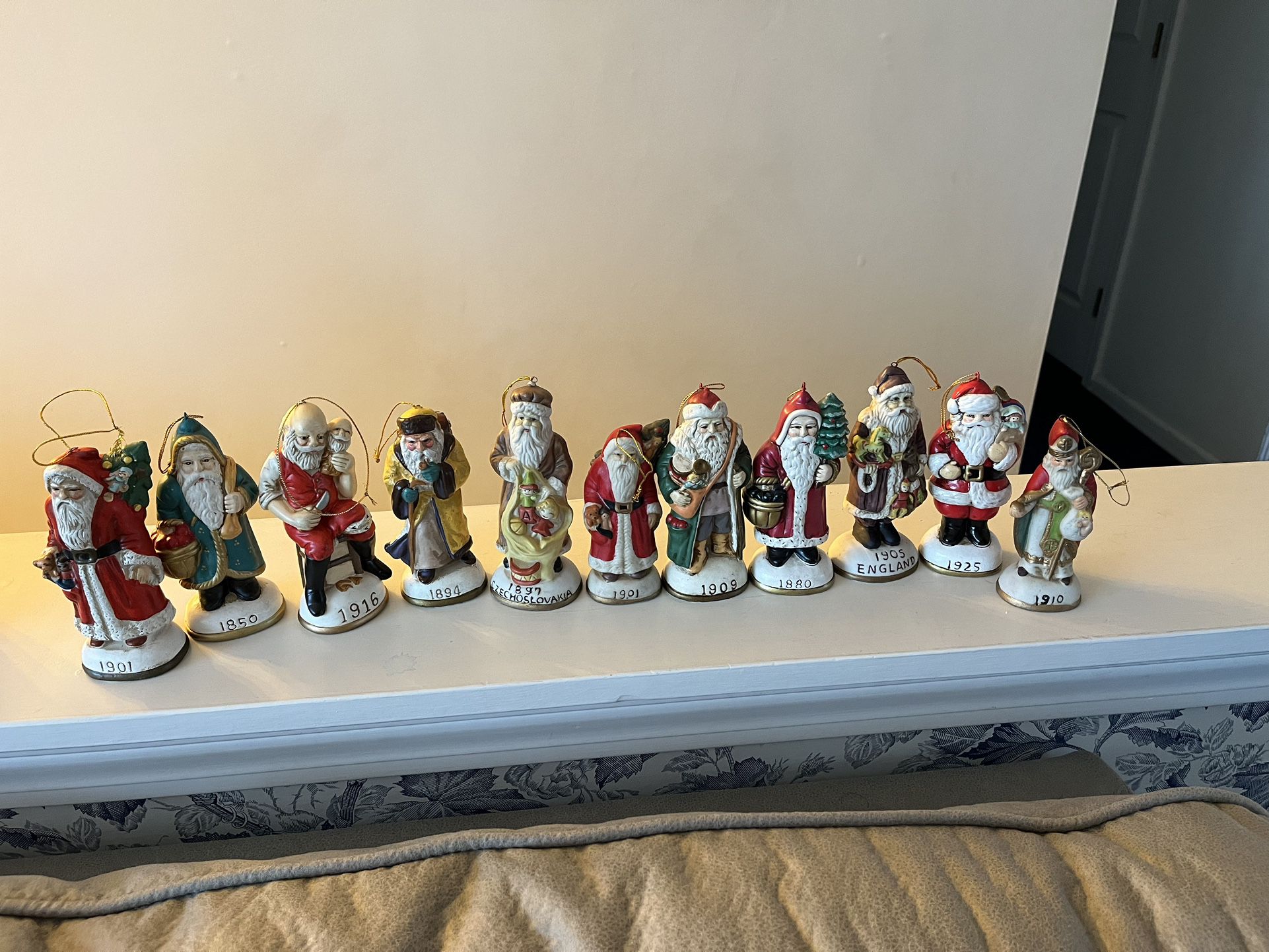 Vintage Look Santas From Different Countries & 2 Holiday Houses 