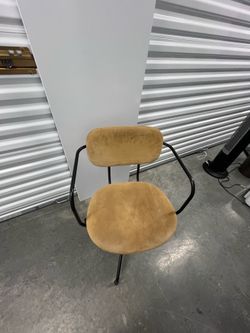 🪑 **For Sale: Almost New Rotating Chair** 🪑