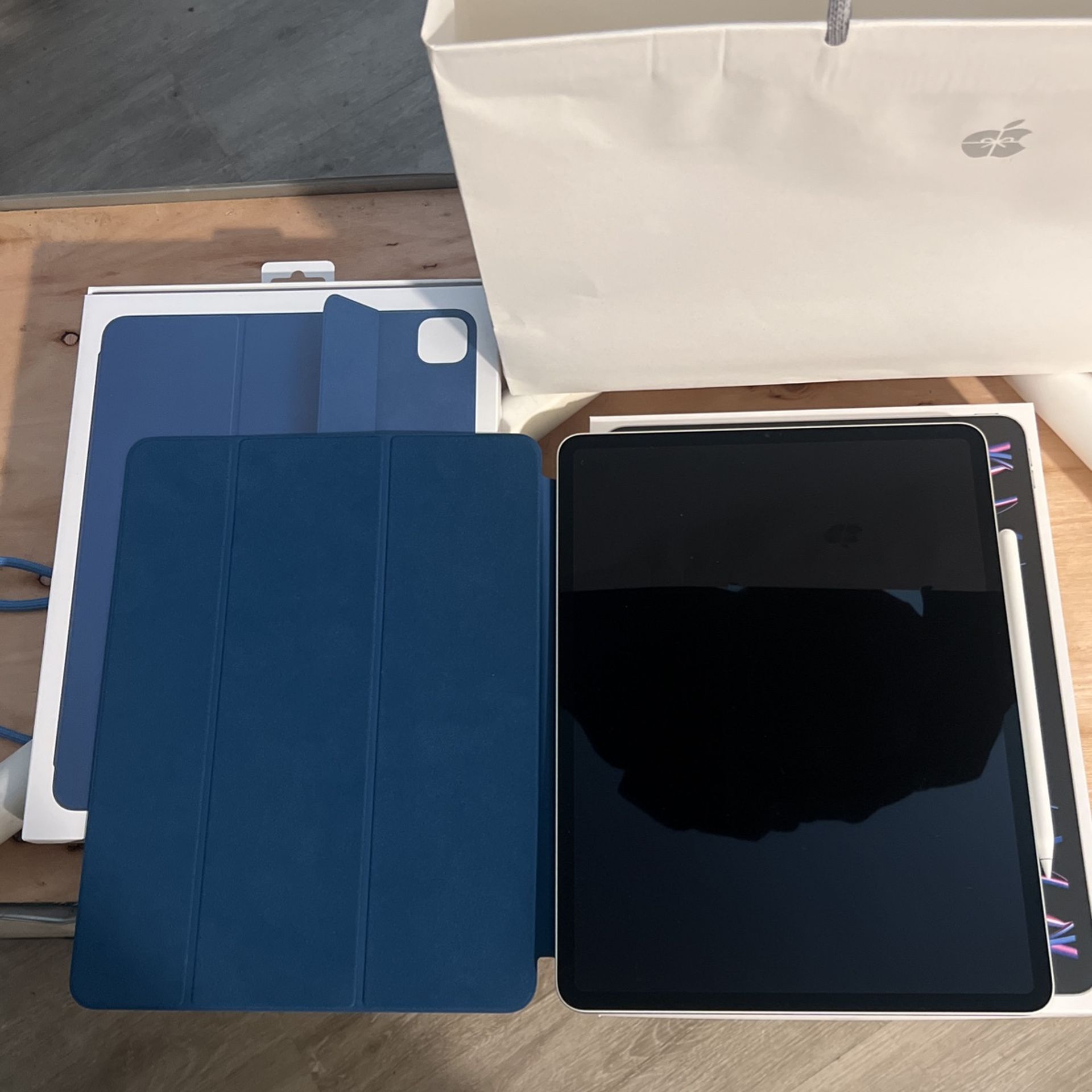 iPad Pro 12.9- Inch (6th Generation) Wi-Fi