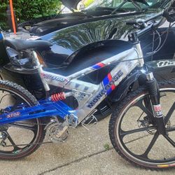 Mongoose XR750 Full suspension Down hill Mountain Bike. Front and rear Disc Brakes. Aluminum Alloy frame. Teny Alloy wheels, New Maxxis 26x2.35 Tires.
