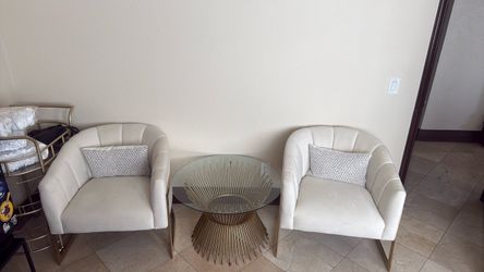 2 single chairs and coffee table