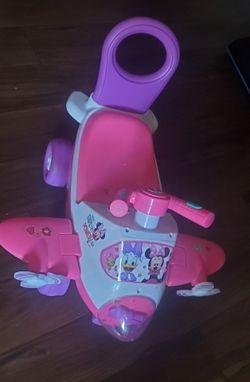 Minnie mouse and Daisy duck toddler ride on plane.