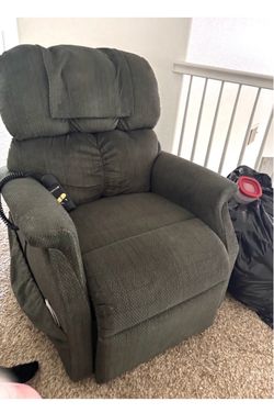 Sala con tres mesitas con mármol