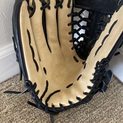 Aria Baseball Glove