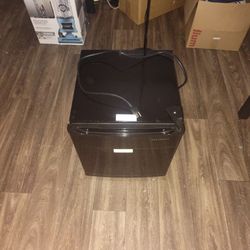 Mini Fridge - Insignia ns-cf17bk9