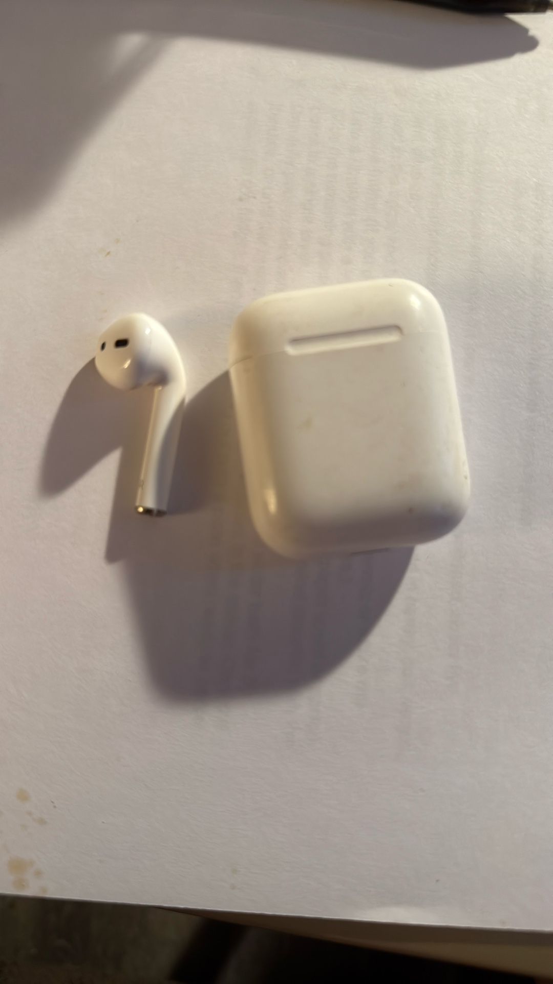 Apple AirPod Case And Right AirPod