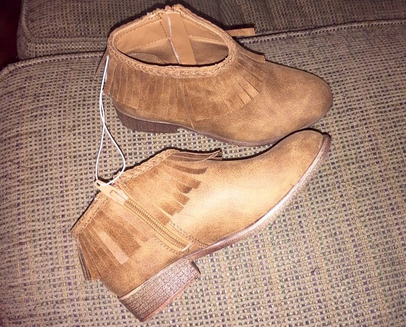 Brand New Girl Sz.1 suede Fringe booties