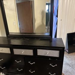 Dresser And Nightstands 