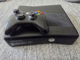Xbox 360 Slim w/ Controller *NO CABLES