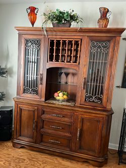 Wood Hutch & Table w/Chairs(Ethan Allen)