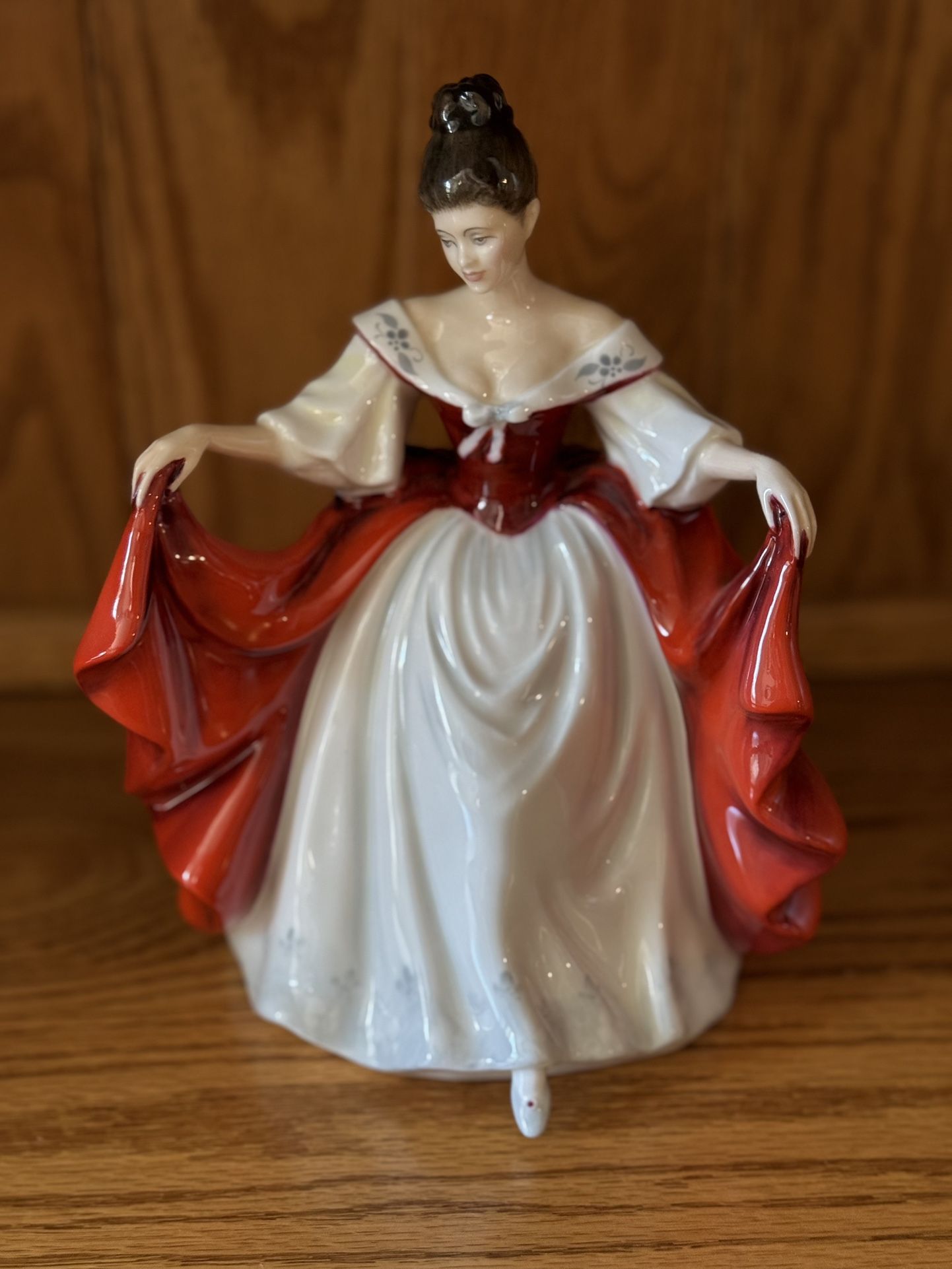 Royal Doulton Sara Figurine Bone China Lady Woman England Lovely 1980 HN2265