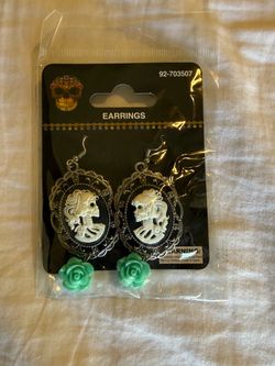 Costume antique skull earrings perfect for Halloween