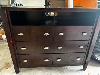Set dresser and 2 nightstands