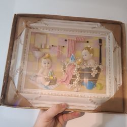 Vintage 3D Baby Bath Nursery Bathroom Wall Art Framed Relief 14x11 New Old Stock
DESCRIPTION:
Vintage dimensional baby bath wall art featuring two ba
