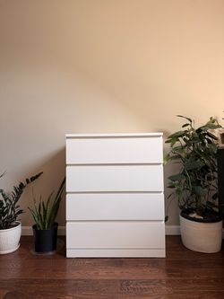 Dresser with 4 drawers