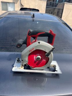 Milwaukee m18 skilsaw 6 1/2 tool only no bateria $75 firme precio trabaja bien